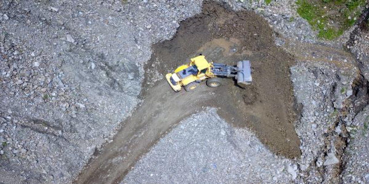 Bitlis'te heyelan; yollar ulaşıma kapatıldı