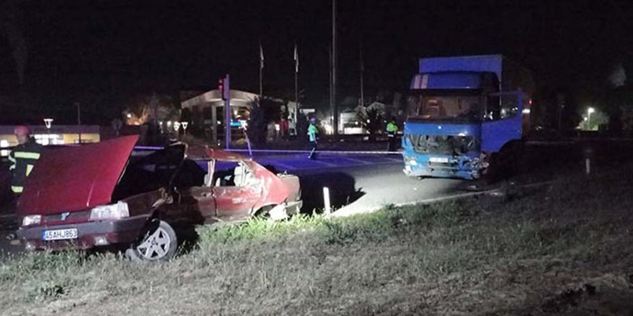 Denizli’de otomobil ile kamyon çarpıştı: 3 ölü