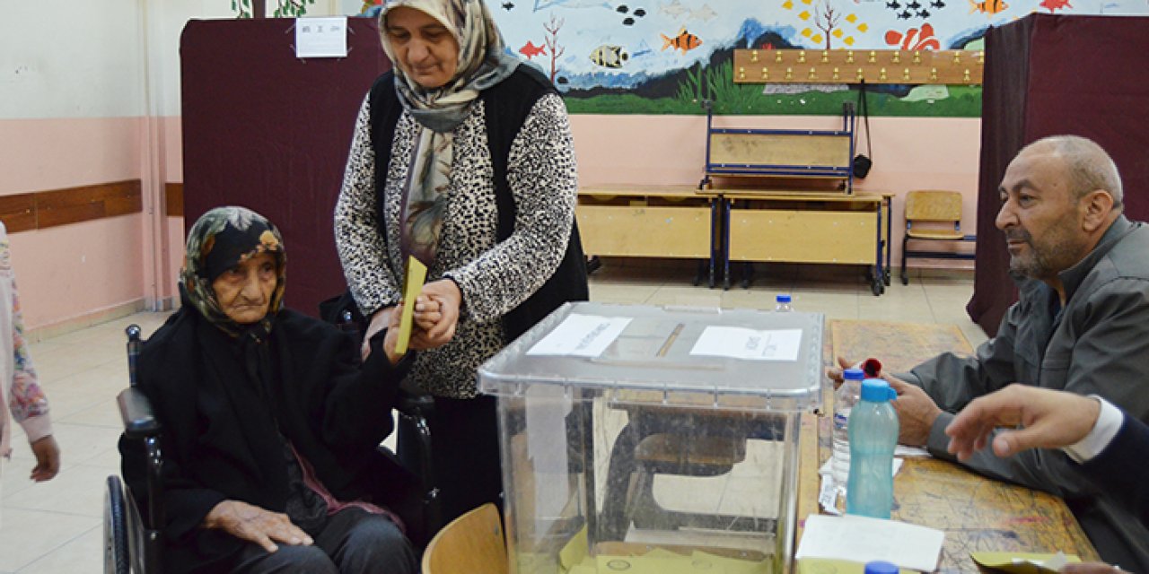 115 yaşında tekerlekli sandalyeyle oy kullandı