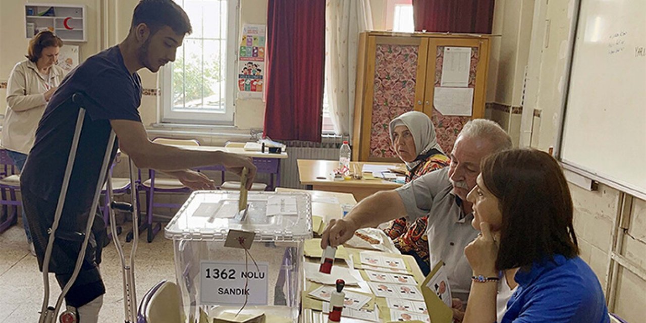 Sakatlanan futbolcu koltuk değnekleri ile oy kullandı