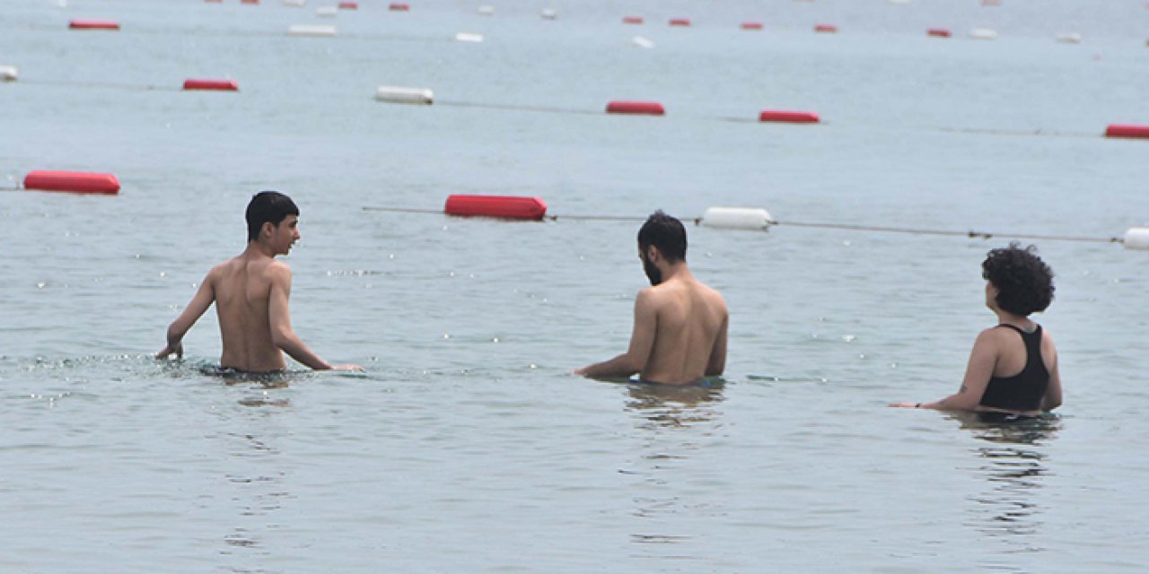 Oylarını kullanıp plaja koştular