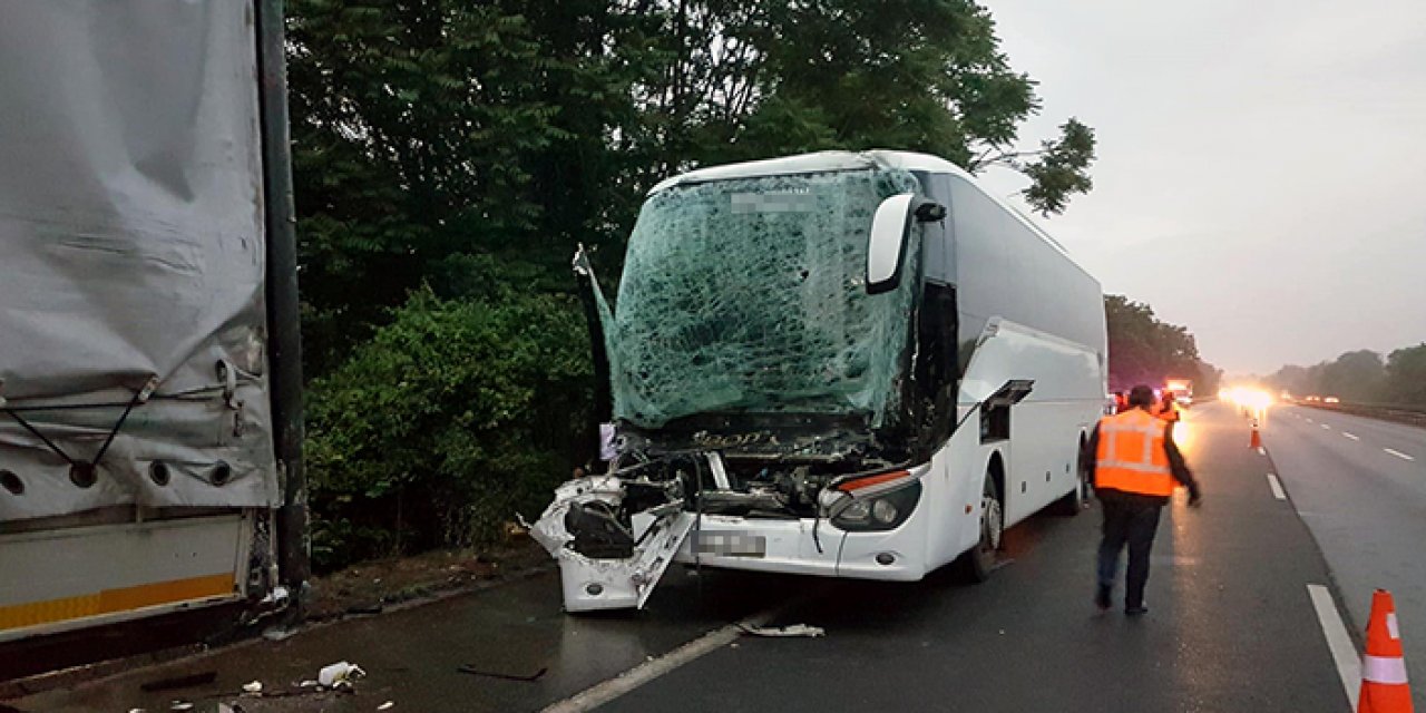 AK Parti seçmenlerini taşıyan otobüs kaza yaptı: 1'i ağır 22 yaralı