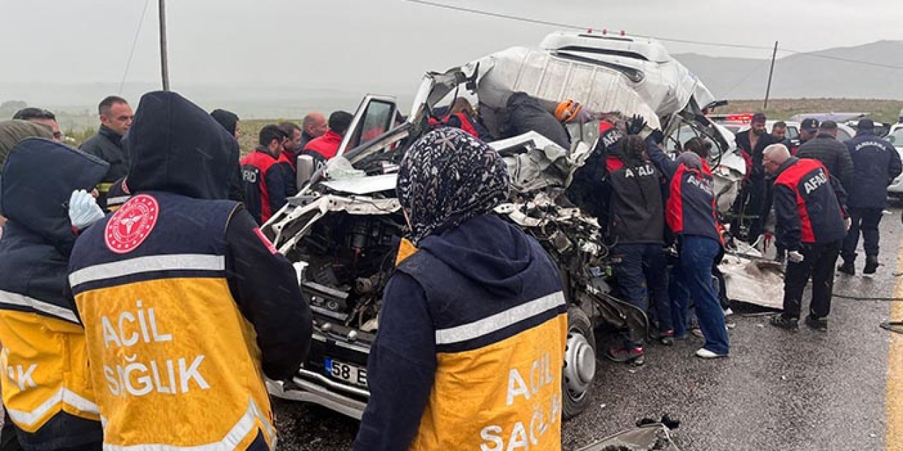 Sivas'ta feci kaza: 3 ölü 4 yaralı