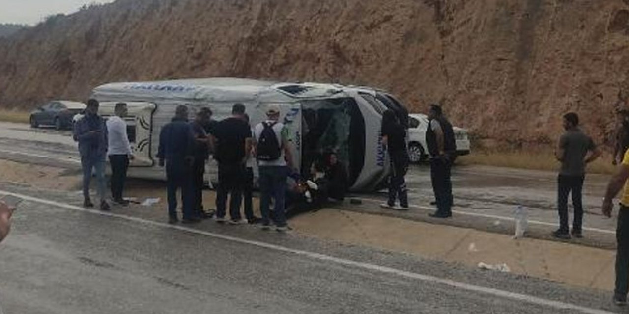Yağmur nedeniyle minibüs devrildi: Kazada 7 kişi yaralandı