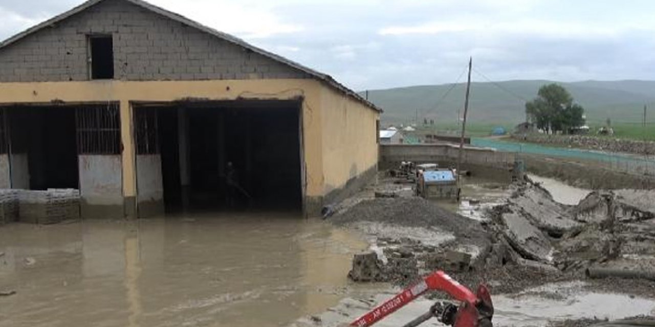 Sağanak nedeniyle 35 ev hasar gördü bir köprü yıkıldı