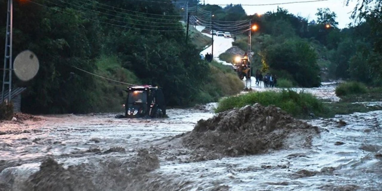 Samsun'u sel vurdu: Evleri su bastı