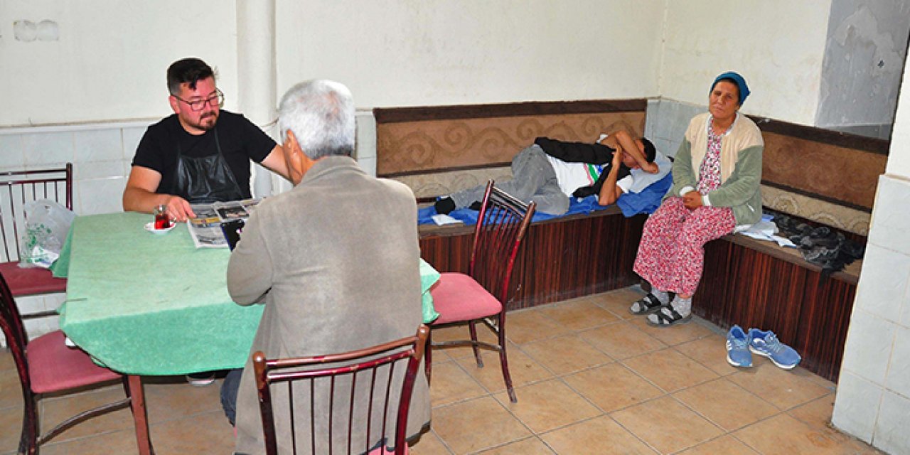 Kirada anlaşamayınca evden çıkarıldı: Zihinsel engelli 2 oğluyla kahvehaneye sığındı