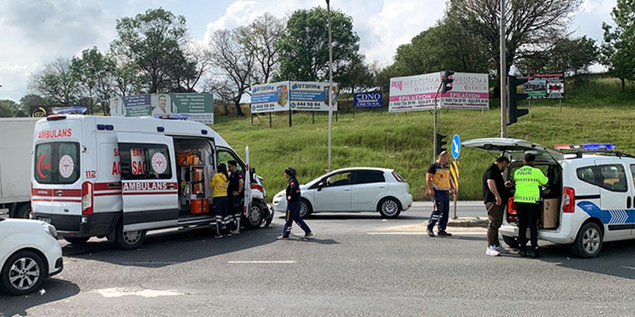 Ambulansla otomobil çarpıştı: 2 yaralı