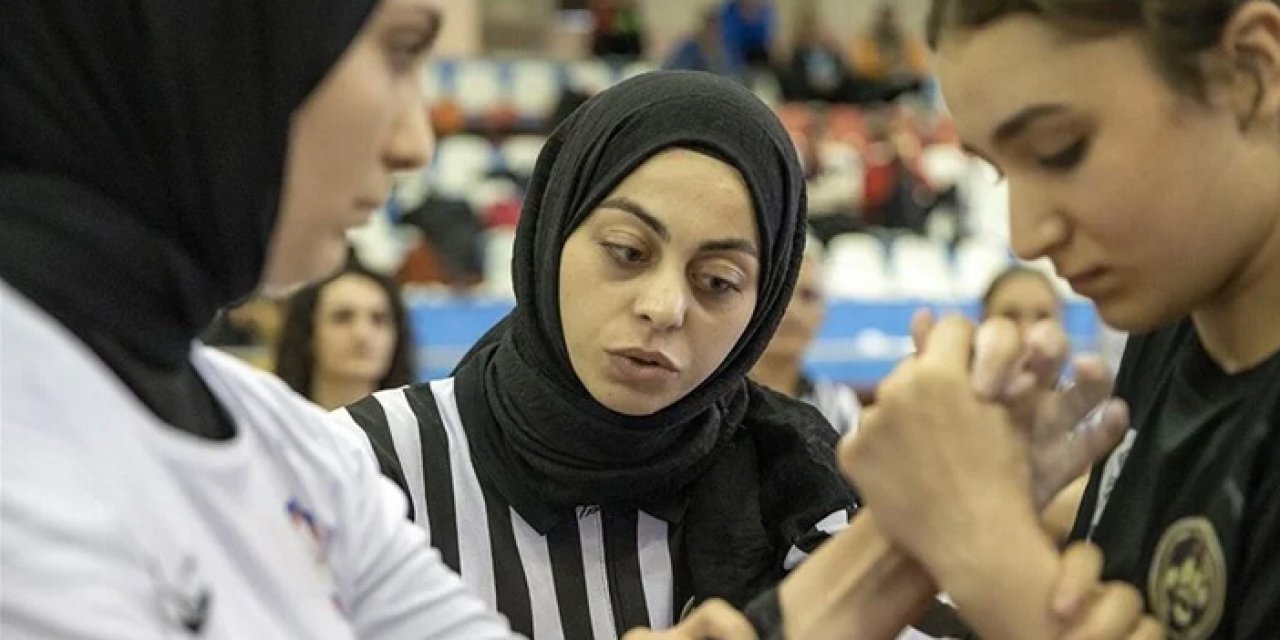 Lisede başladığı bilek güreşi sporuna uluslararası hakem oldu