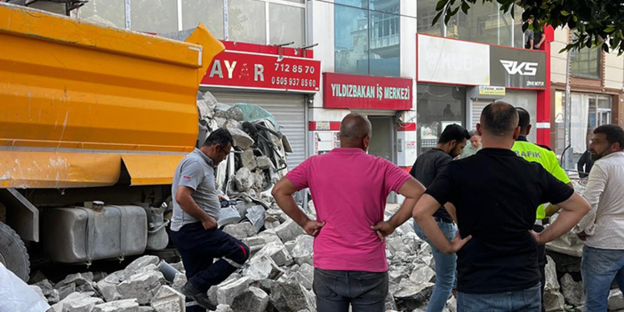 Kontrollü yıkım kontrolden çıktı: Kamyon hasar aldı