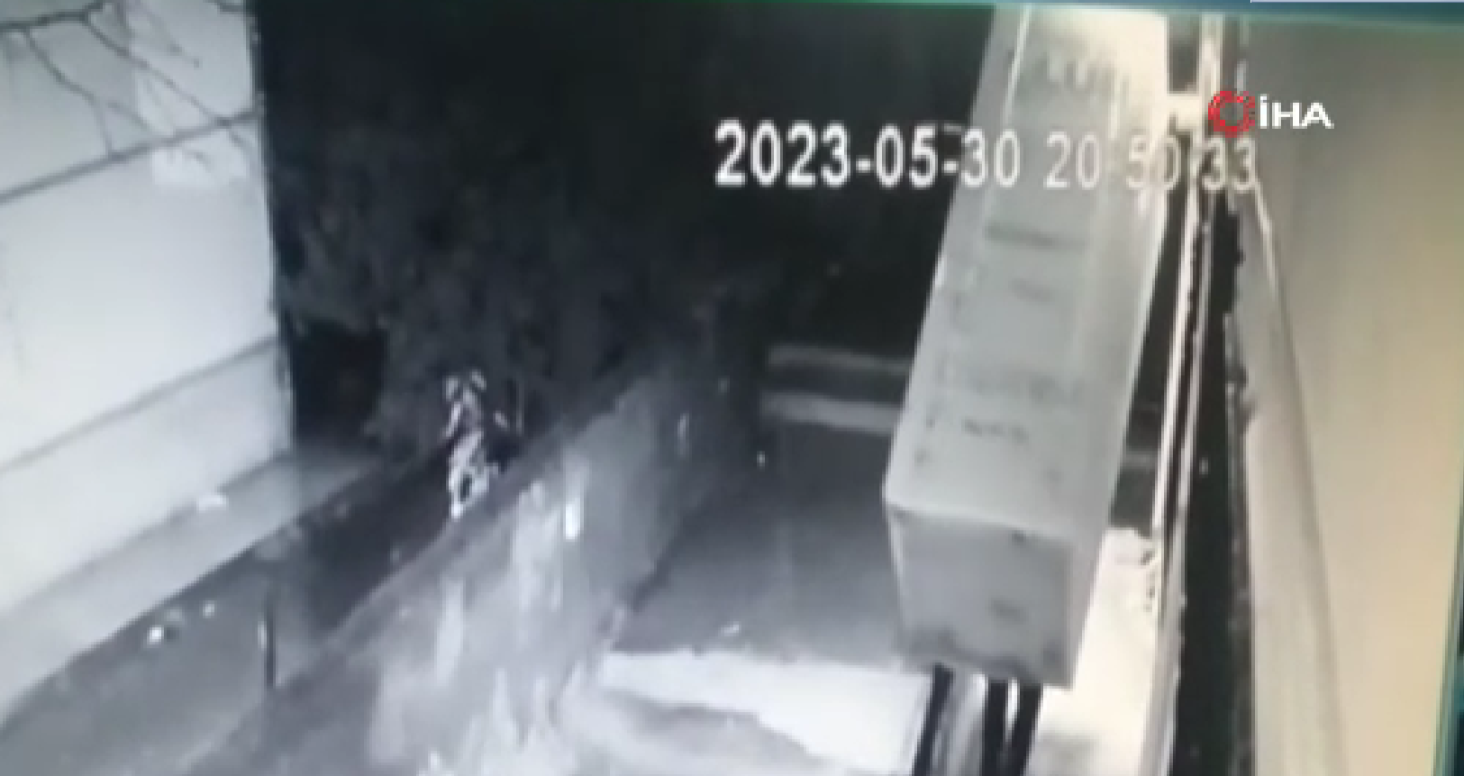 Ankara Sincan'da  garip olay: Binanın kapısını söküp gittiler...