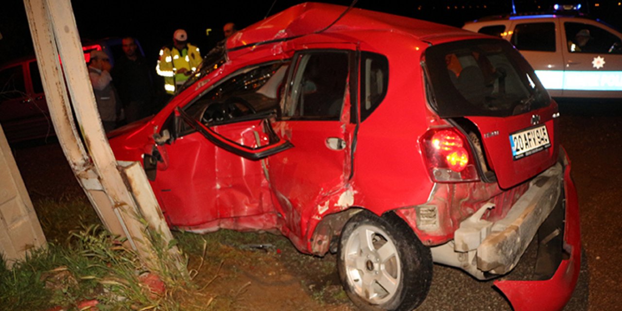 Köpeğe çarpmamak için direksiyonu kırınca direğe çarptı: 1 ölü 1 yaralı