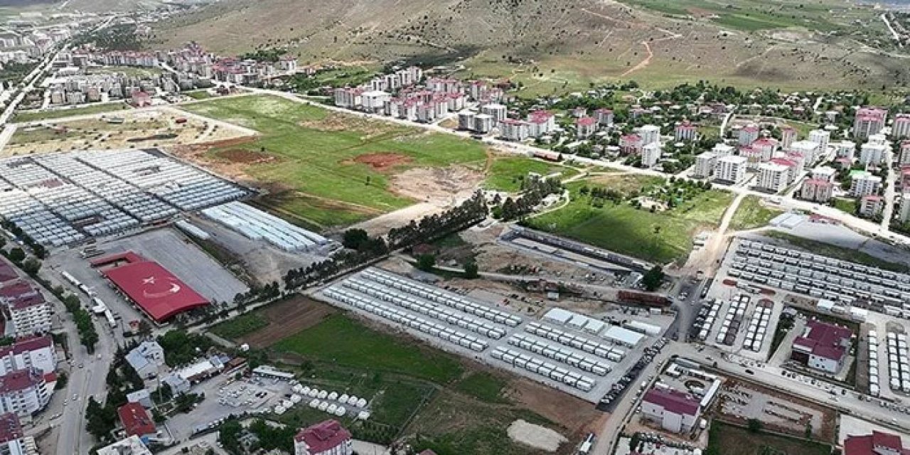 Kahramanmaraş’ta konteynerlere çatı yapılıyor