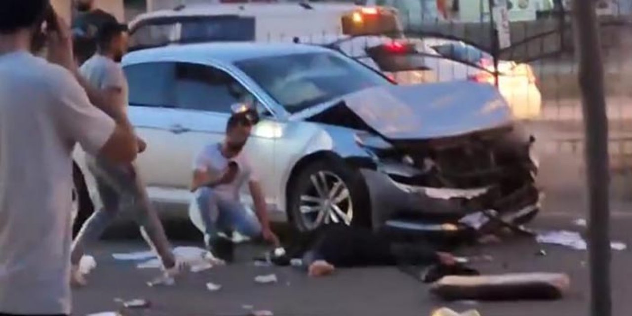 Kâğıt toplayan motosiklete otomobil çarptı: 3 yaralı