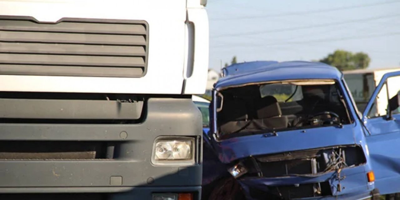 Kaçak göçmenleri taşıyan araca TIR çarptı: 1 ölü 4 yaralı