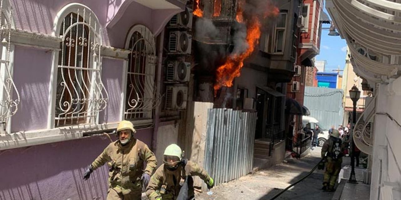 Beyoğlu’nda metruk bina alevlere karıştı