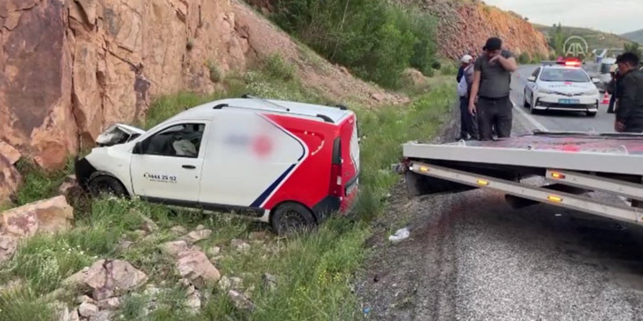 Otomobil ile  kargo aracı çarpıştı: 6 kişi yaralandı