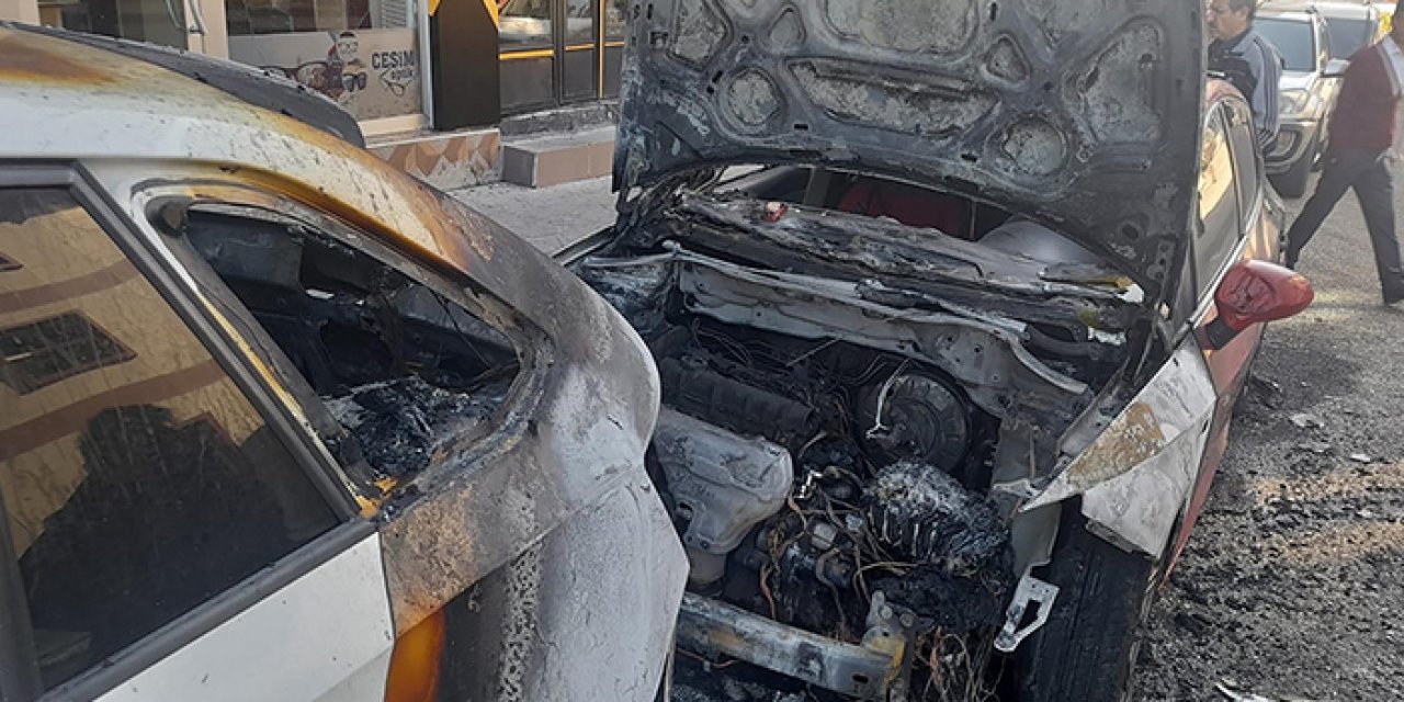 Park halinde alev alan 2 araç küle döndü