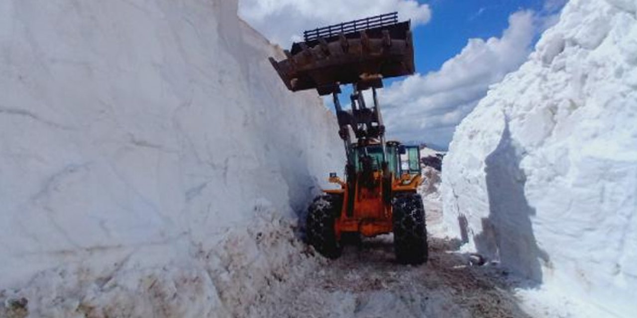 Hakkari'de kar 7 metreyi aştı