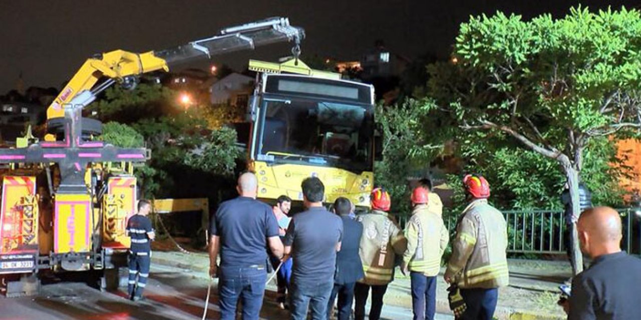 Park halindeki otobüs evin bahçesine uçtu