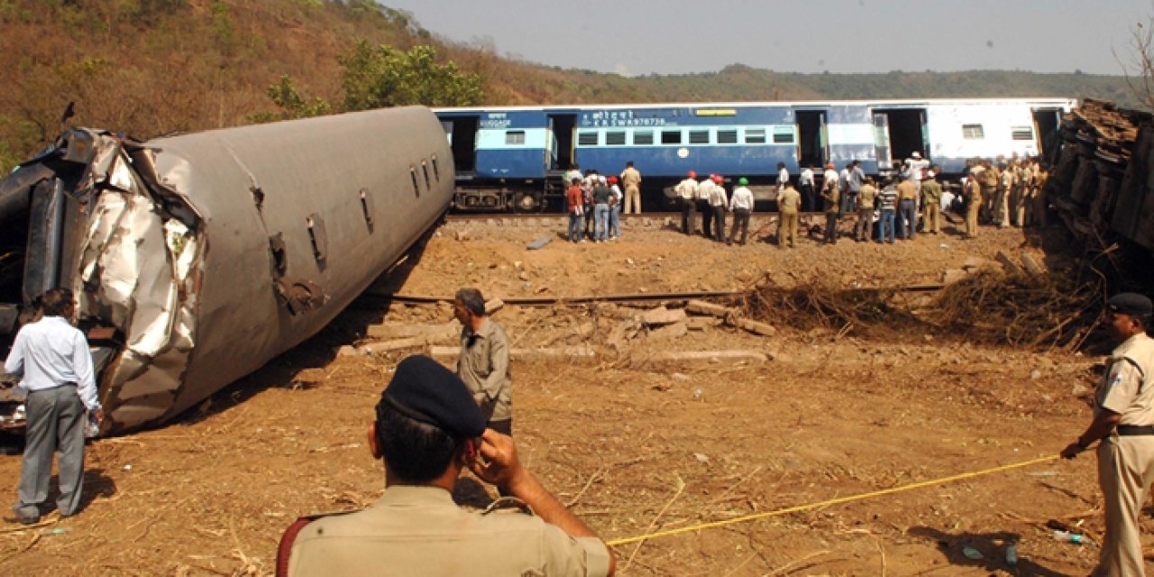 Hindistan'da korkunç tren kazası: 288 ölü 900'den fazla yaralı