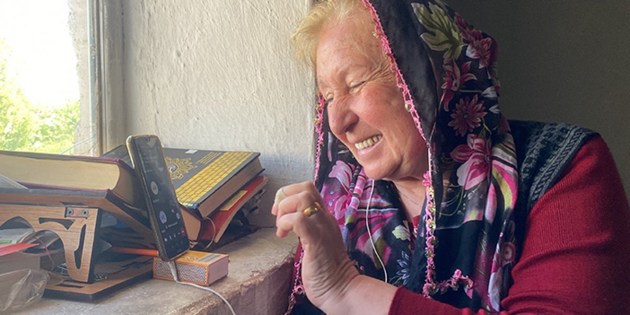 68 yaşında: Online derslere telefonuyla katılıyor