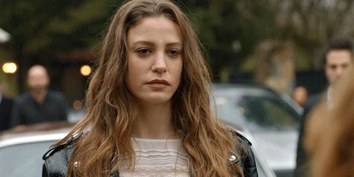 Serenay Sarıkaya'dan muhabire: Sahtekarca gülüş