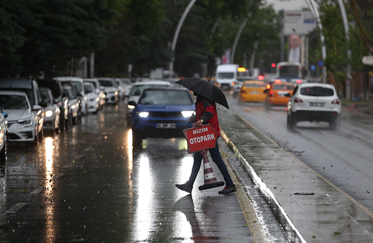 Ankara yağmur ve doluya teslim oldu...