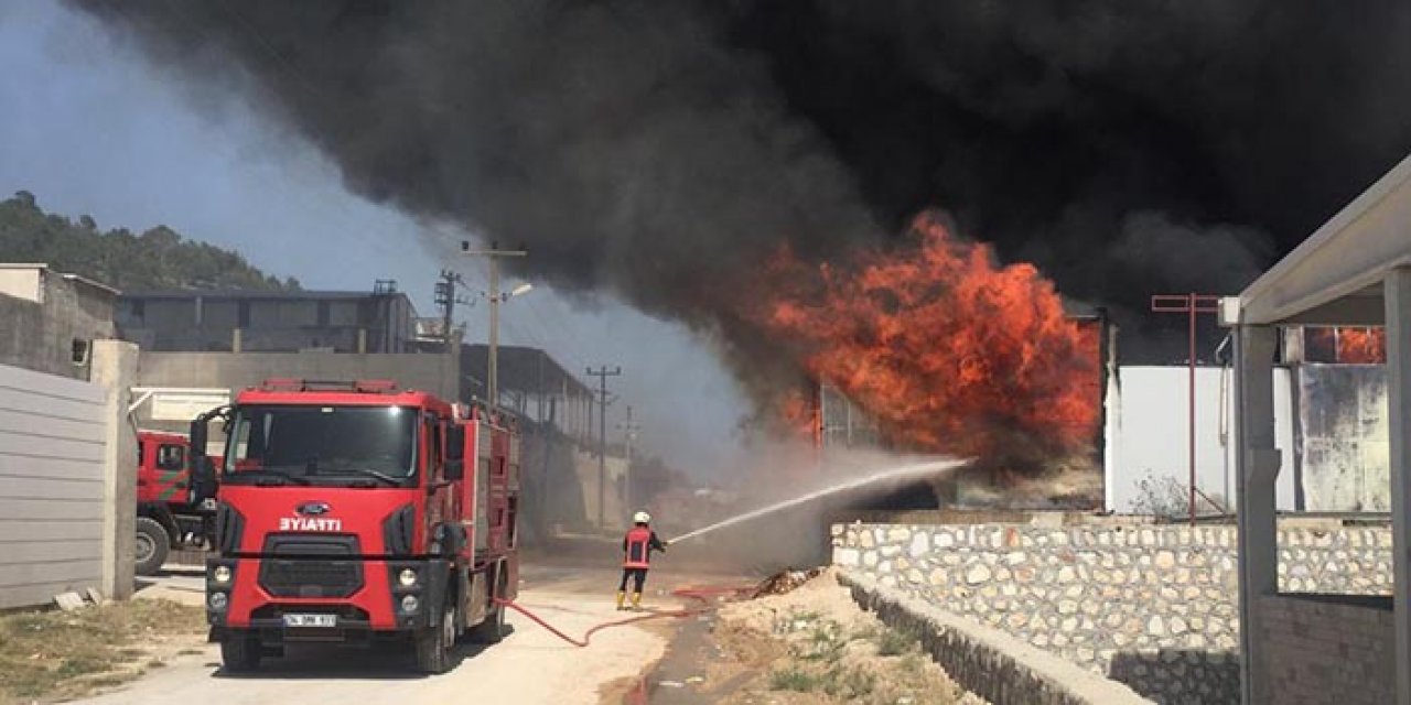 Mobilya atölyesi alev alev yandı