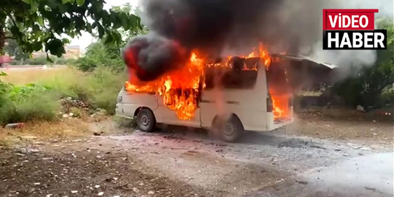 Park halindeki minibüs alev alev yandı