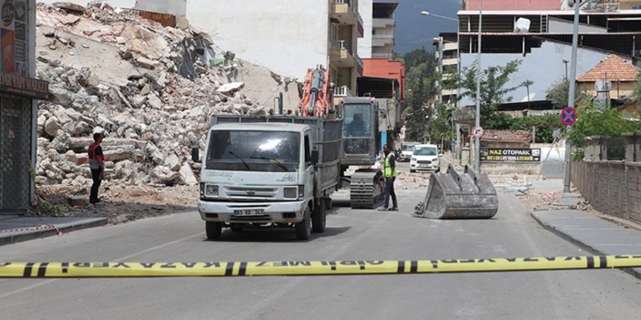 Hatay'da ağır hasarlı bina yerle bir oldu