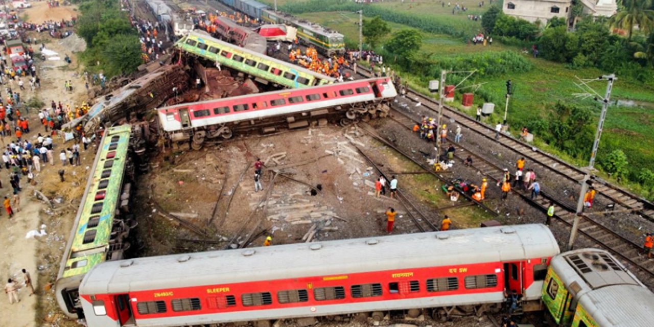 Hindistan'da zincirleme tren kazası: Can kaybı artmaya devam ediyor