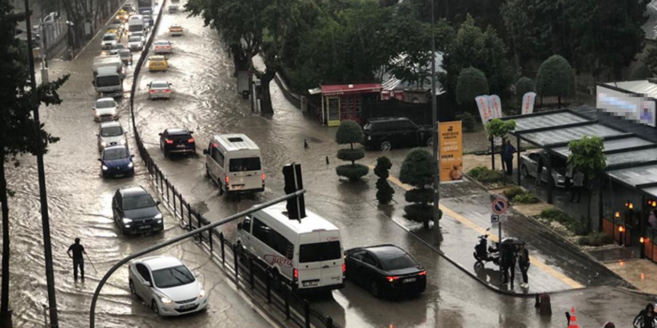 Amasya'yı sel vurdu: Ev ve iş yerlerini su bastı