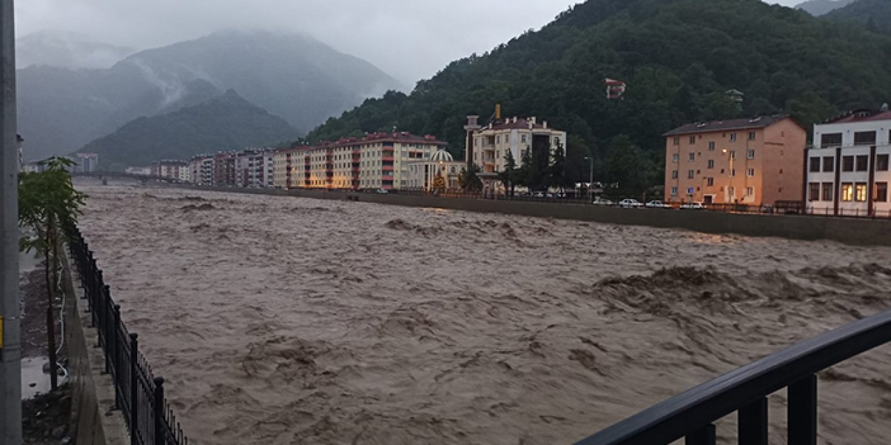 Kastamonu'da dere taştı: Ev ve iş yerlerini su bastı