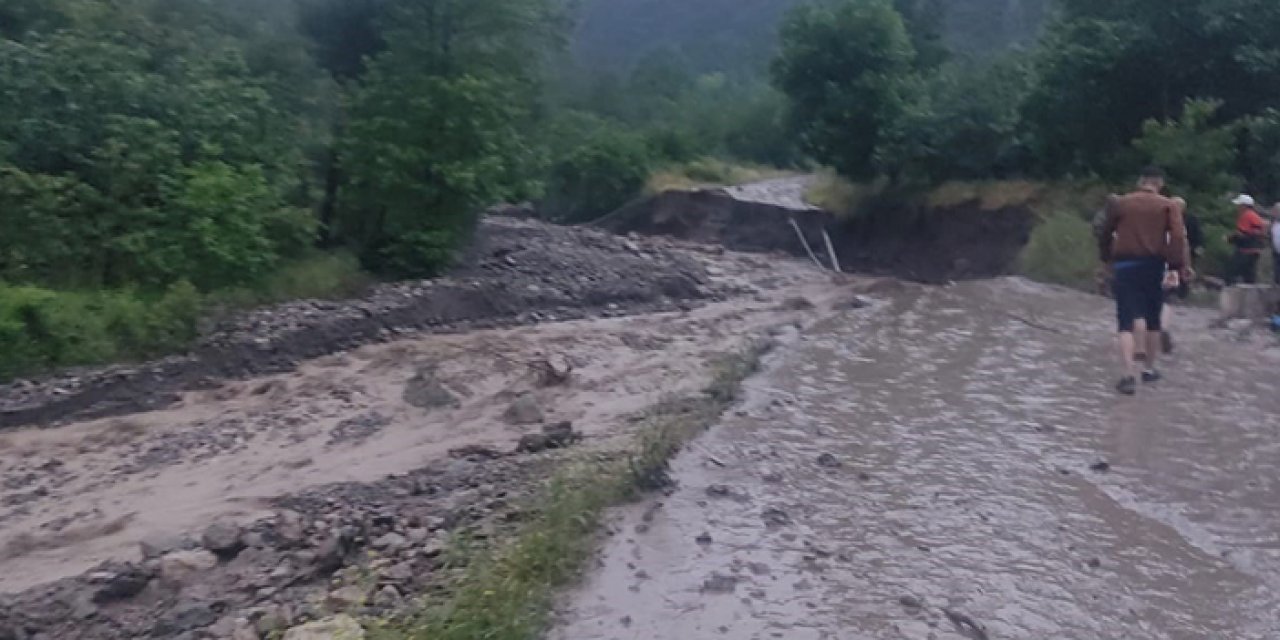Amasya’da sele kapılan araçtaki 2 kişi kayboldu