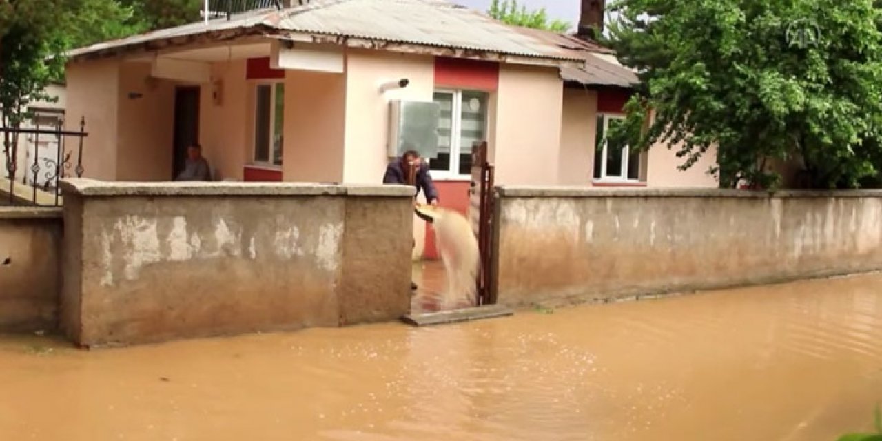 Sivas'ta sağanak yağış nedeniyle sel meydana geldi