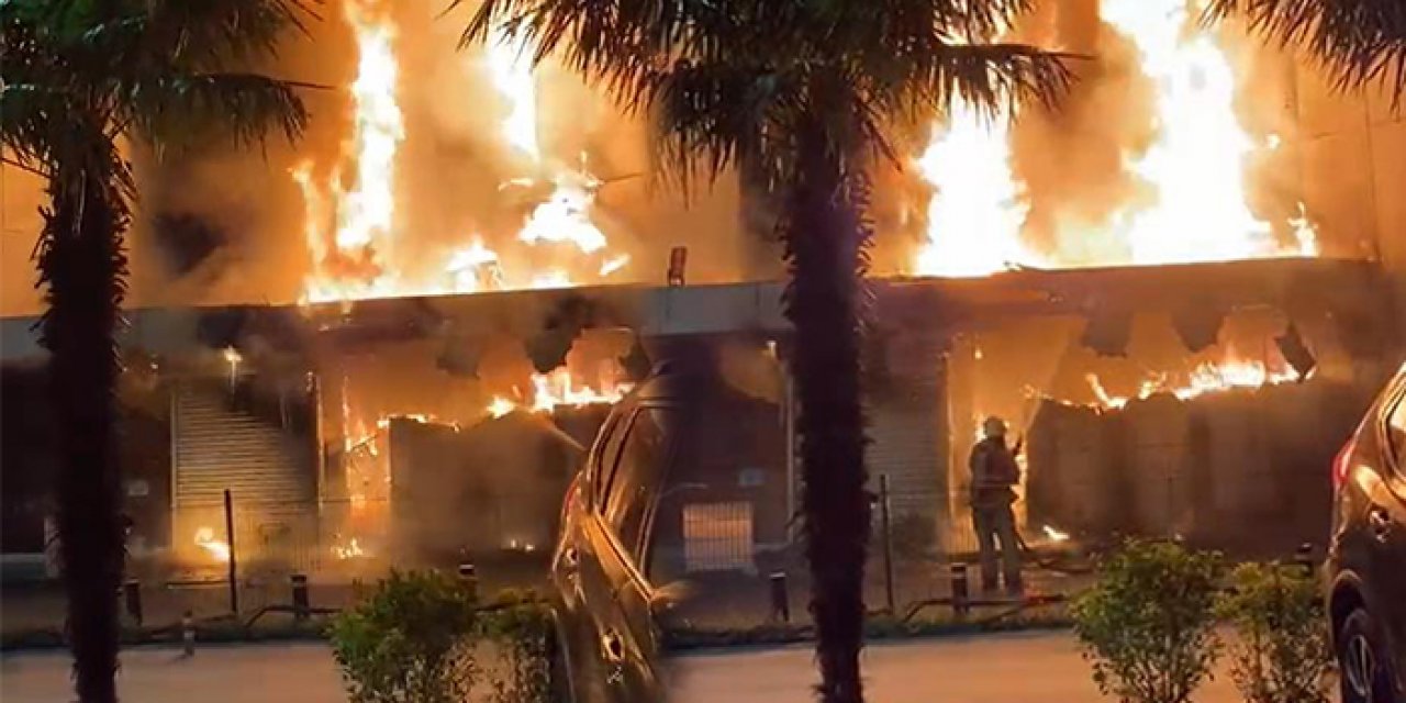 Teknoloji mağazasında korkutan yangın: Patlama sesleri yükseldi