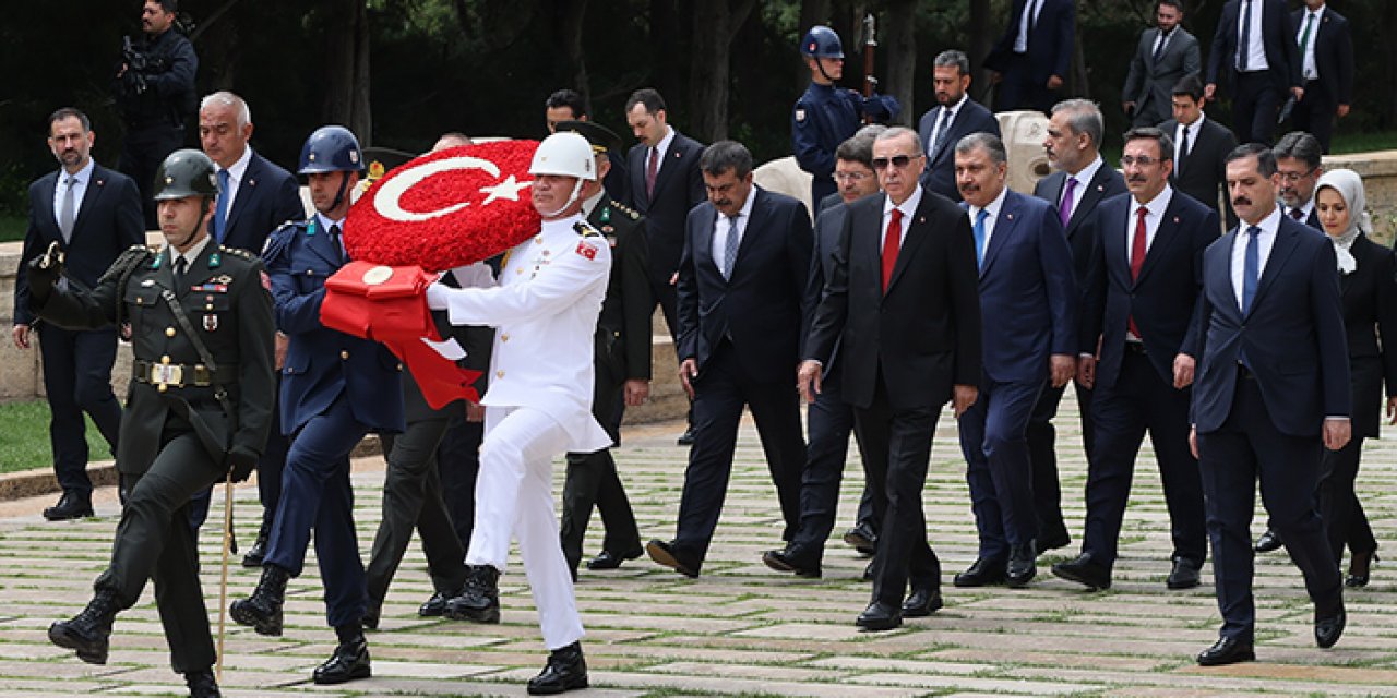 Cumhurbaşkanı Erdoğan, Anıtkabir'i yeni kabine üyeleri ile birlikte ziyaret etti
