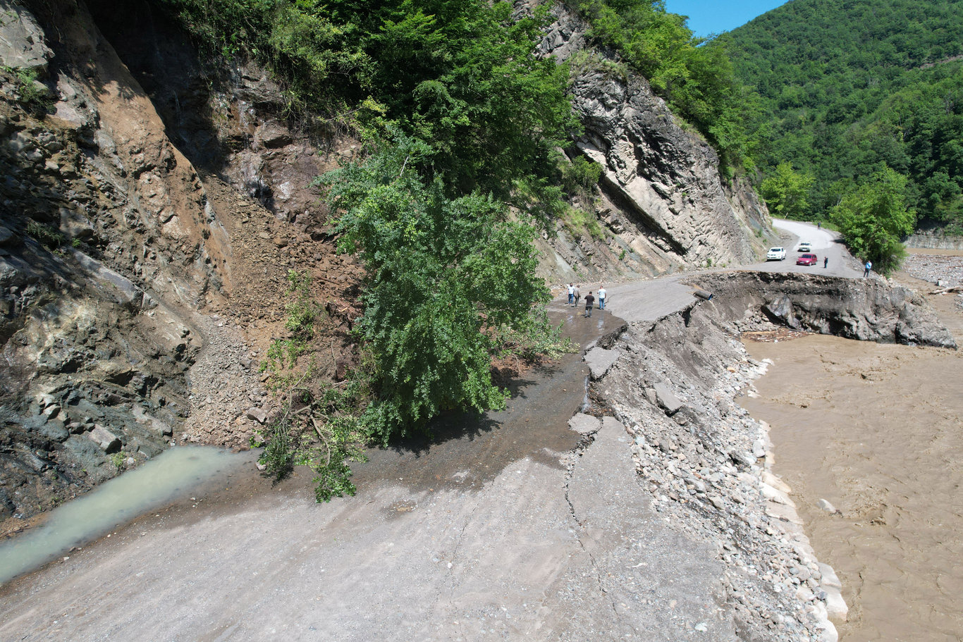 Kastamonu'da heyelan sebebiyle 11 köyün bağlantı yolu çöktü