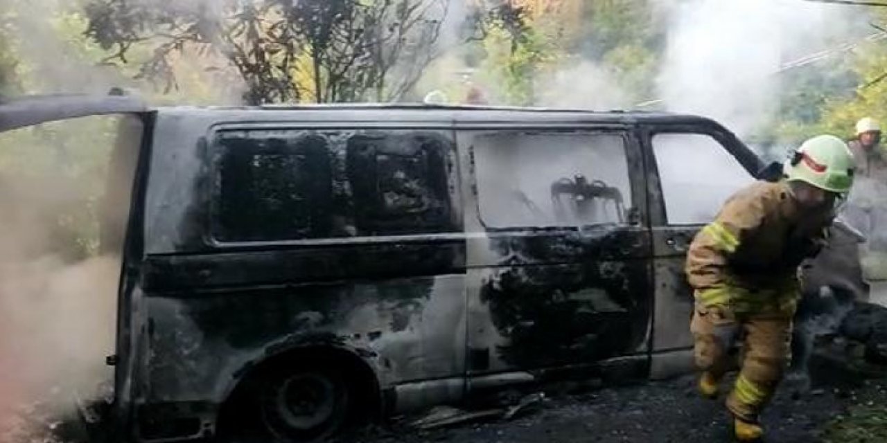 Park halindeki minibüs yandı: Kullanılamaz hale geldi