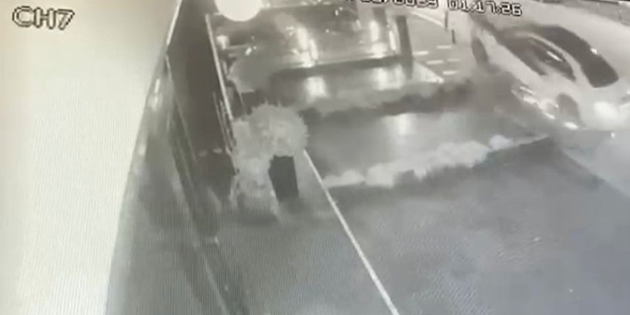 Önce direğe sonra ağaca çarptı