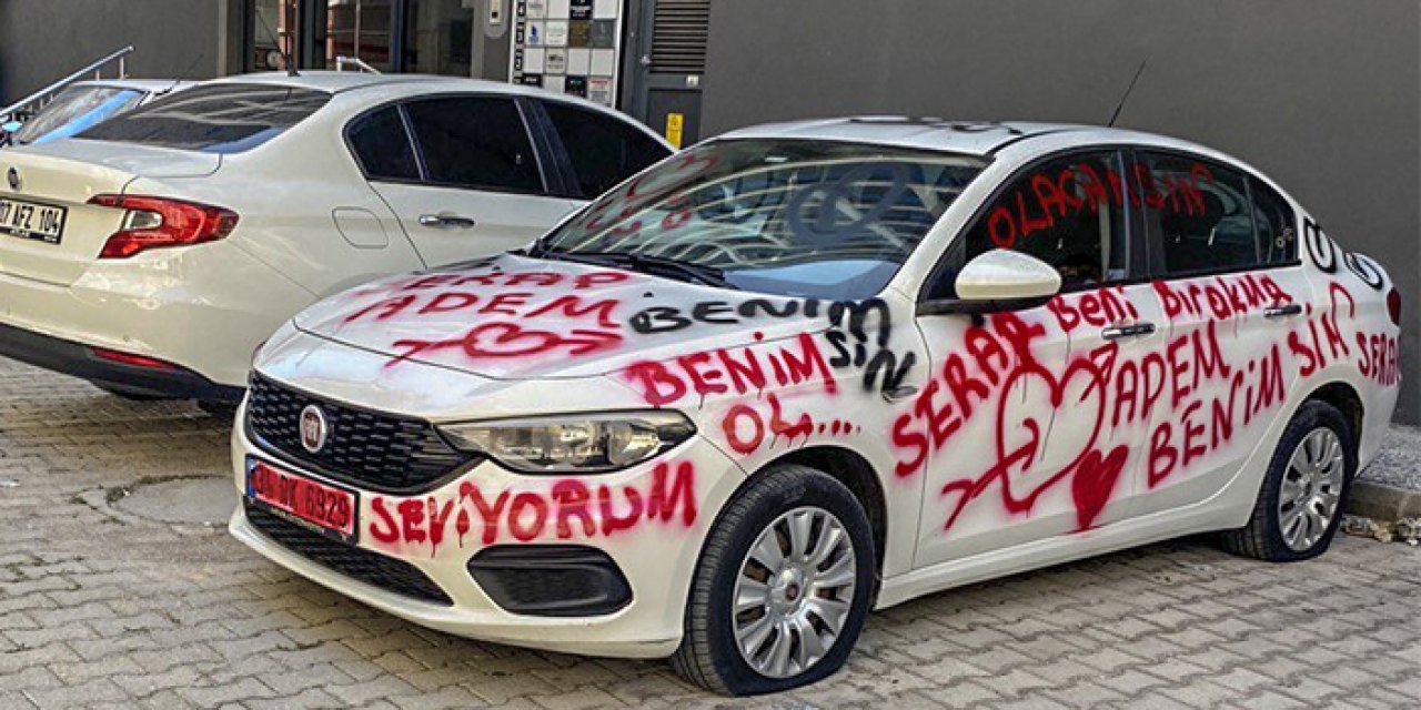 Otomobilin üzerine sprey boyayla aşk mesajları yazdı