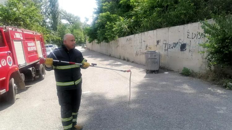 Karabük'te okul bahçesine giren yılan panik yaşattı