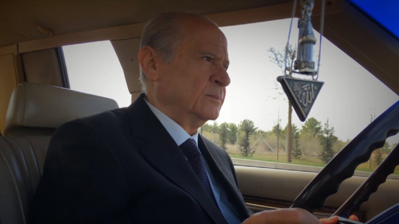 Meclisi devreden Devlet Bahçeli klasik otomobili ile Ankara sokaklarında tur attı
