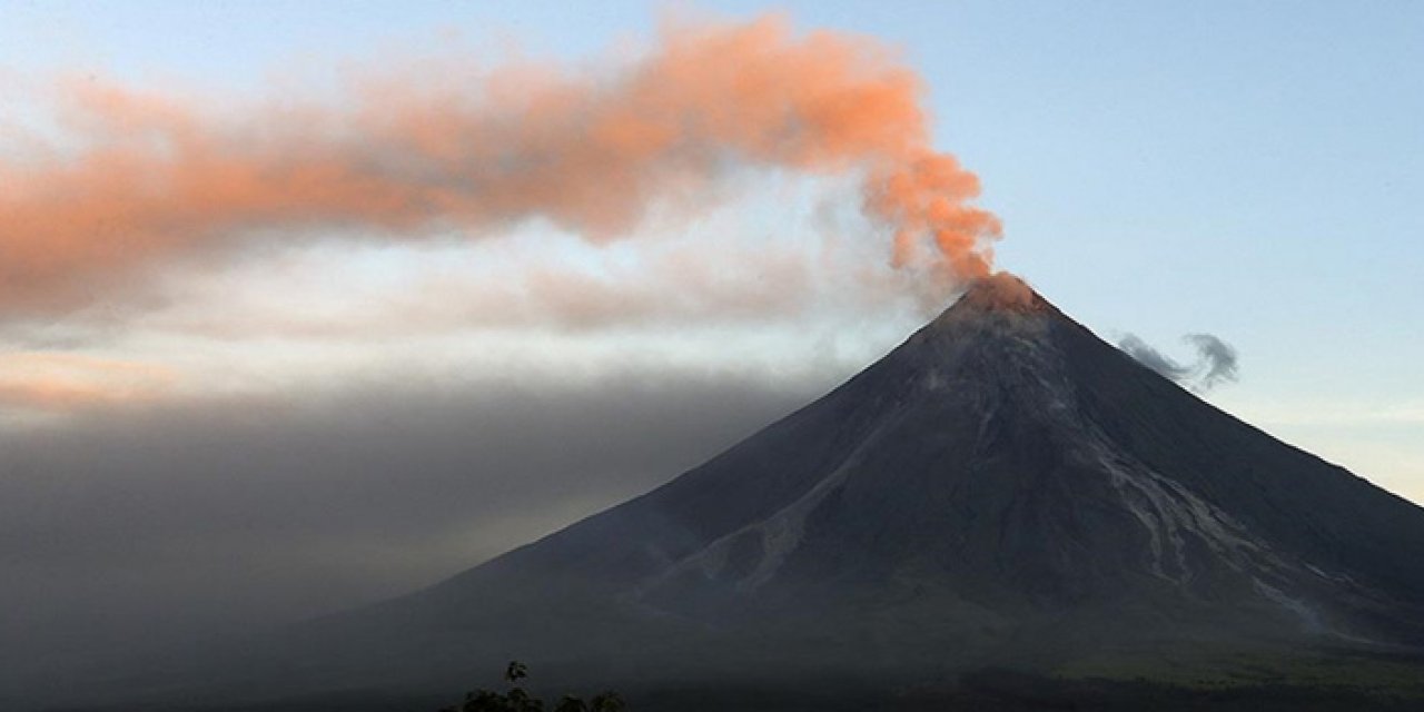 Filipinler'de bulunan Mayon Yanardağı alarm veriyor