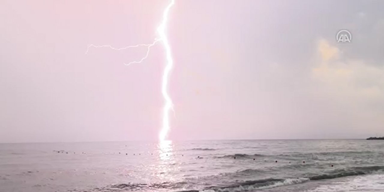 Aydın'da sağanak öncesi şimşekler şehri aydınlattı