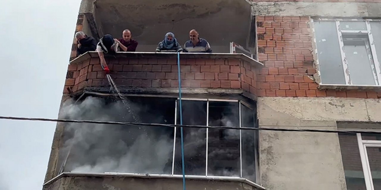Bir binada çıkan yangına önce mahalleli sonra itfaiye müdahale etti