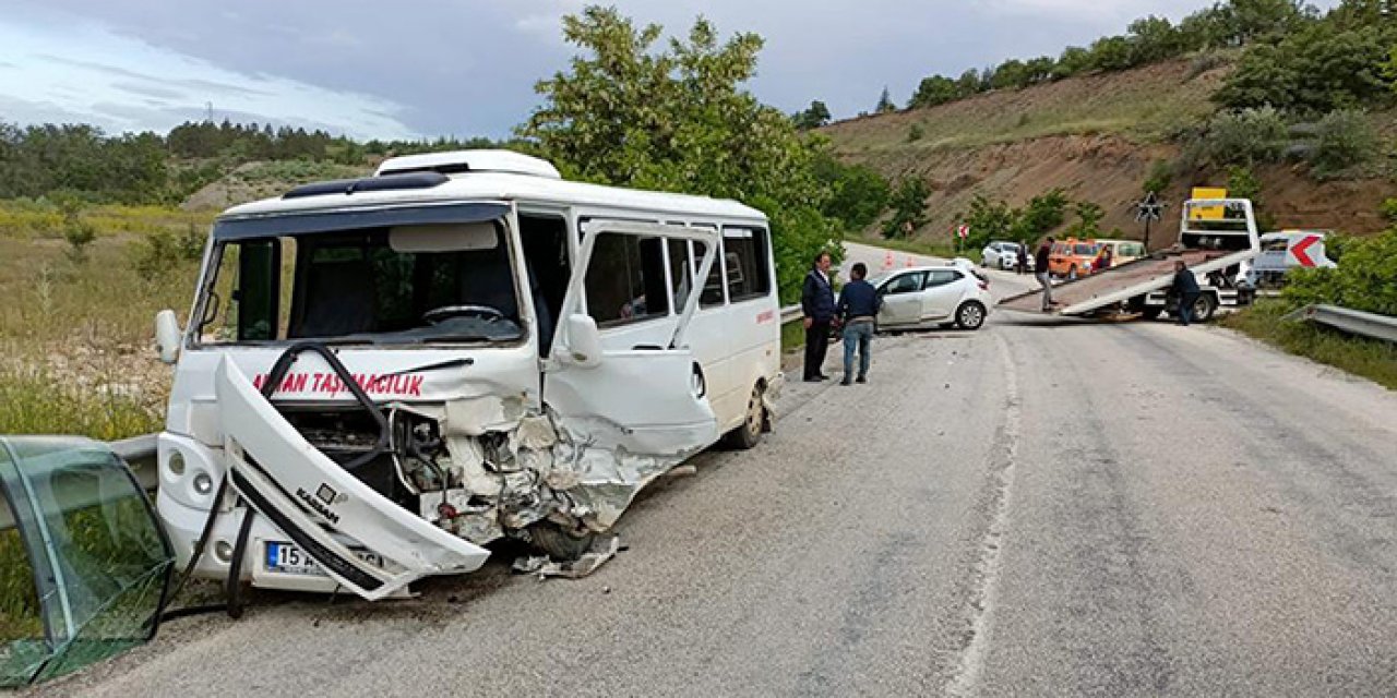 İşçi servisi ile otomobil çarpıştı: 13 yaralı