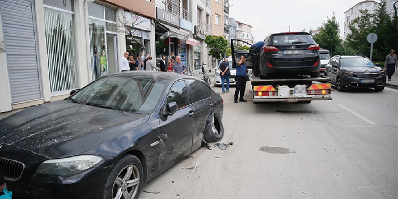Kontrolünü kaybeden araç park halindeki araçlara çarptı