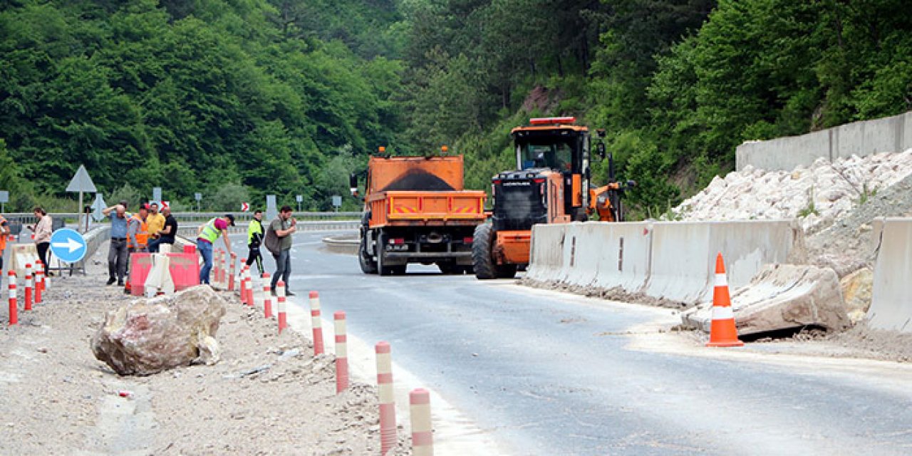 Yola düşen kayalar ulaşımı engelledi